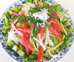 野菜たっぷりサラダうどん♪