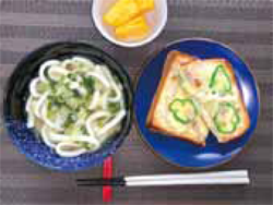 「COOPねぎと生姜のスープ・かつおたくあん」で作る“簡単” “うどん入りねぎと生姜のスープとかつおたくあんのパンピザ♪”