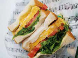 お好みの野菜でお気軽に♪モッツァレラとツナの玉子焼きサンド